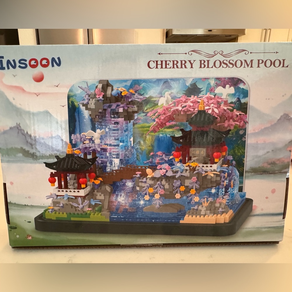 *LIKE NEW* Cherry Blossom Pool building block set